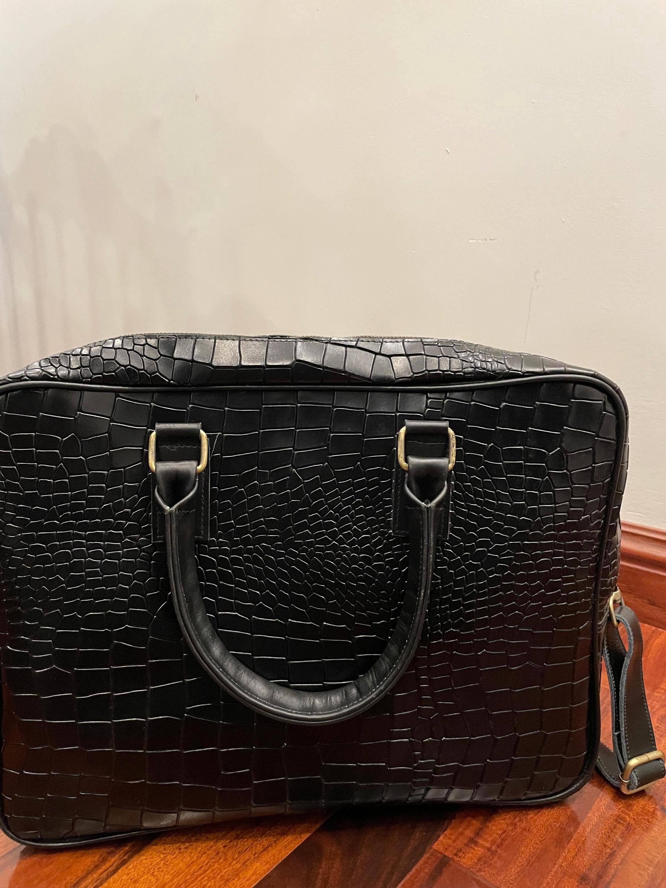 Black Crocodile-Embossed Leather Laptop Bag: Sleek Briefcase