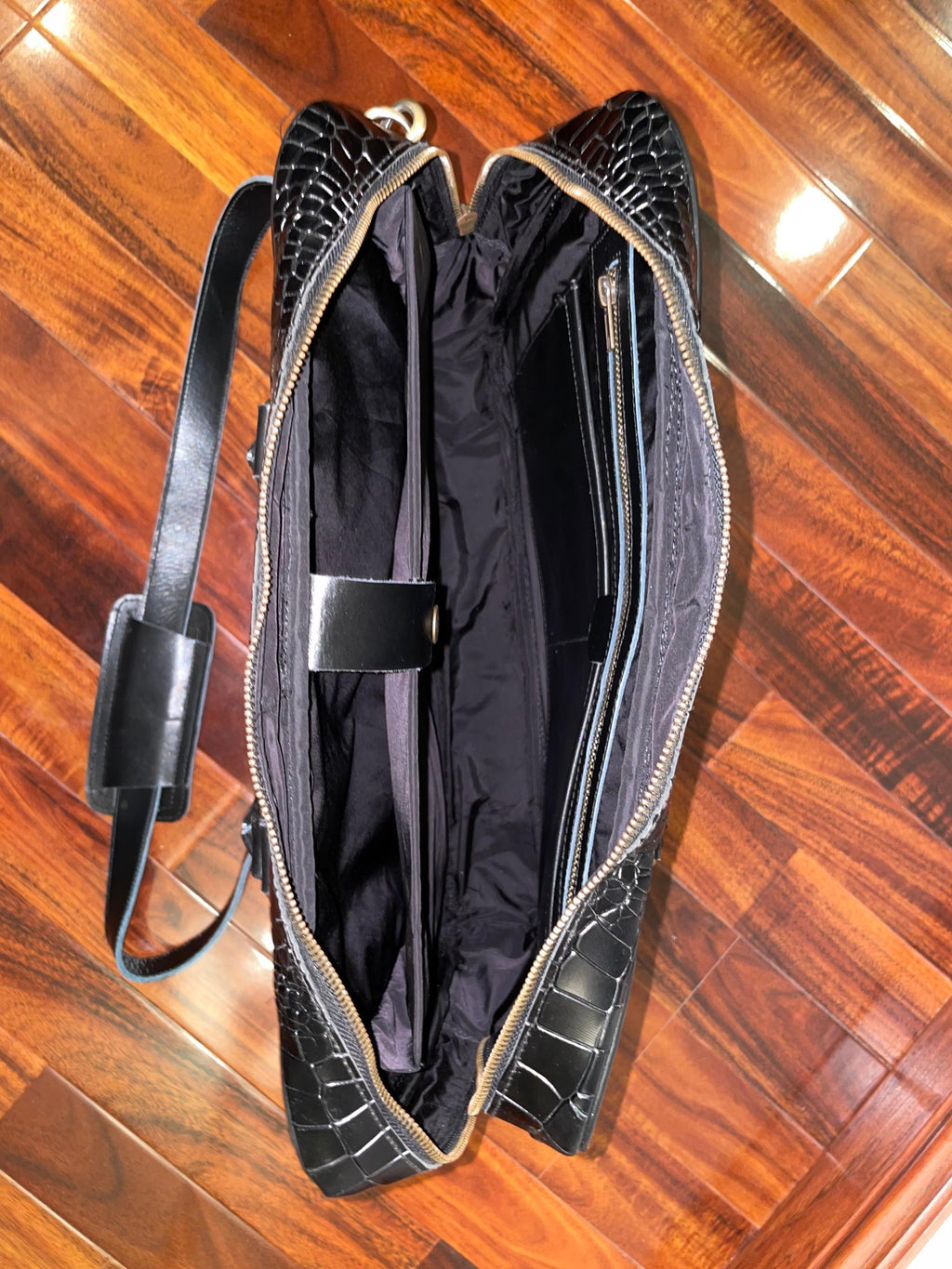 Black Crocodile-Embossed Leather Laptop Bag: Sleek Briefcase