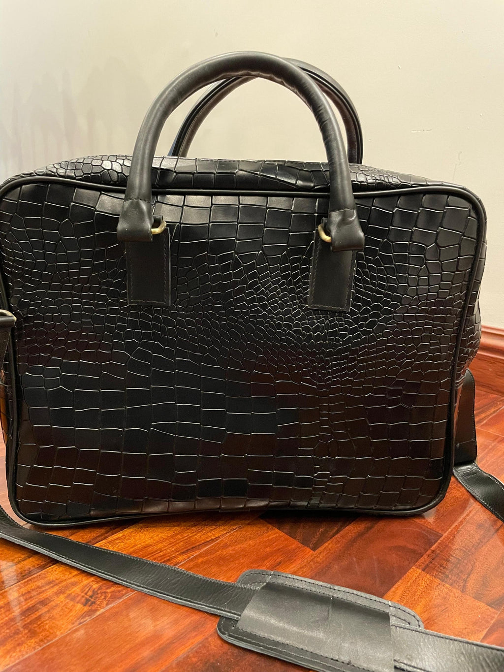 Black Crocodile-Embossed Leather Laptop Bag: Sleek Briefcase