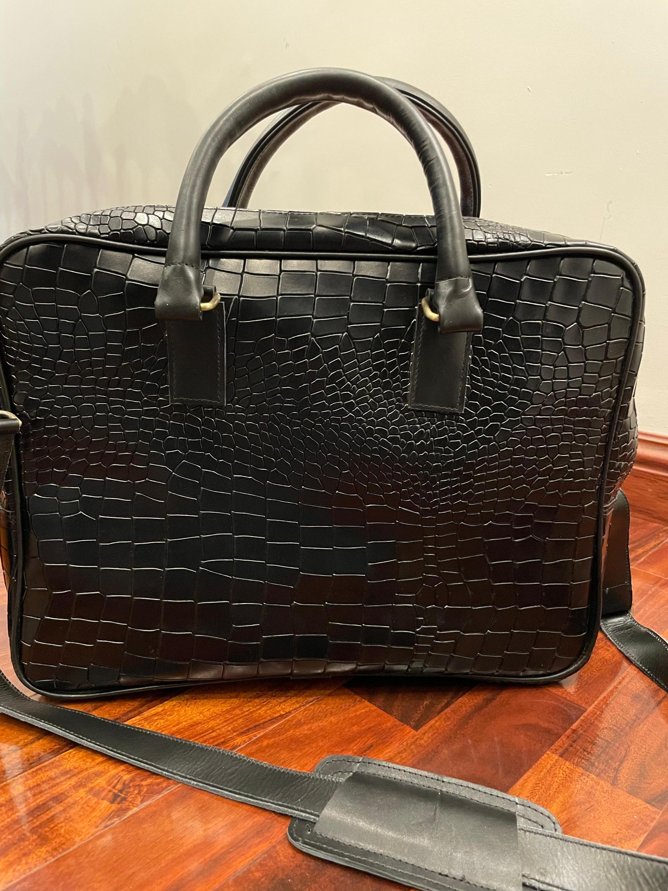 Black Crocodile-Embossed Leather Laptop Bag: Sleek Briefcase